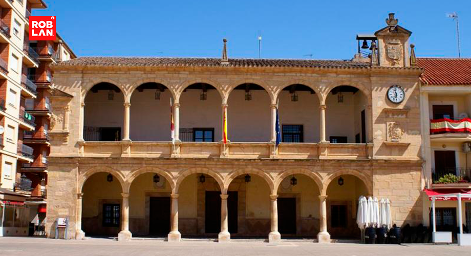 Con el objetivo de realzar su arquitectura y optimizar la iluminación de las zonas de tránsito y espacios expositivos, ROBLAN ha desarrollado un proyecto lumínico que integra tecnología LED de alto rendimiento, diseño discreto y respeto por el entorno histórico