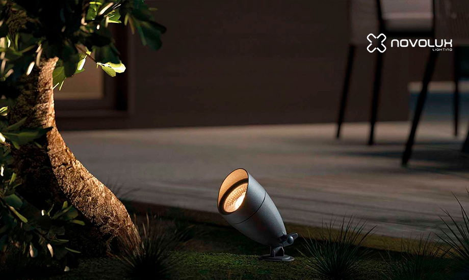 Proyector Novolux Lighting con piqueta para instalación en el suelo. Está fabricado en aluminio con difusor de policarbonato transparente y posee protección IP65 para su uso en exterior. Permite regular el ángulo de inclinación y fijarla de forma sólida gracias a una unión dentada. Está disponible en temperatura de color de 3000K. y 4000K con acabado antracita. Recomendada para iluminar zonas de paso y zonas ajardinadas; adaptándose perfectamente a cualquier entorno gracias a su forma sencilla.